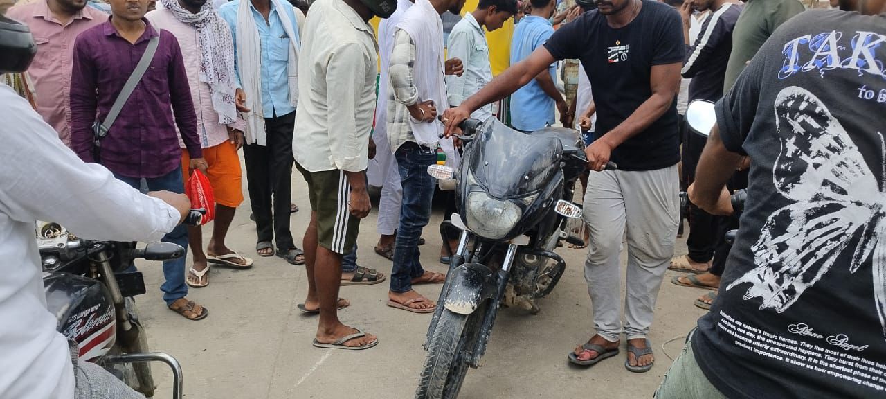 चंदौली के मुगलसराय कोतवाली थाना क्षेत्र के करवत गांव के समीप जयपुरिया स्कूल के पास बाइक व ऑटो की हुई जोरदार टक्कर