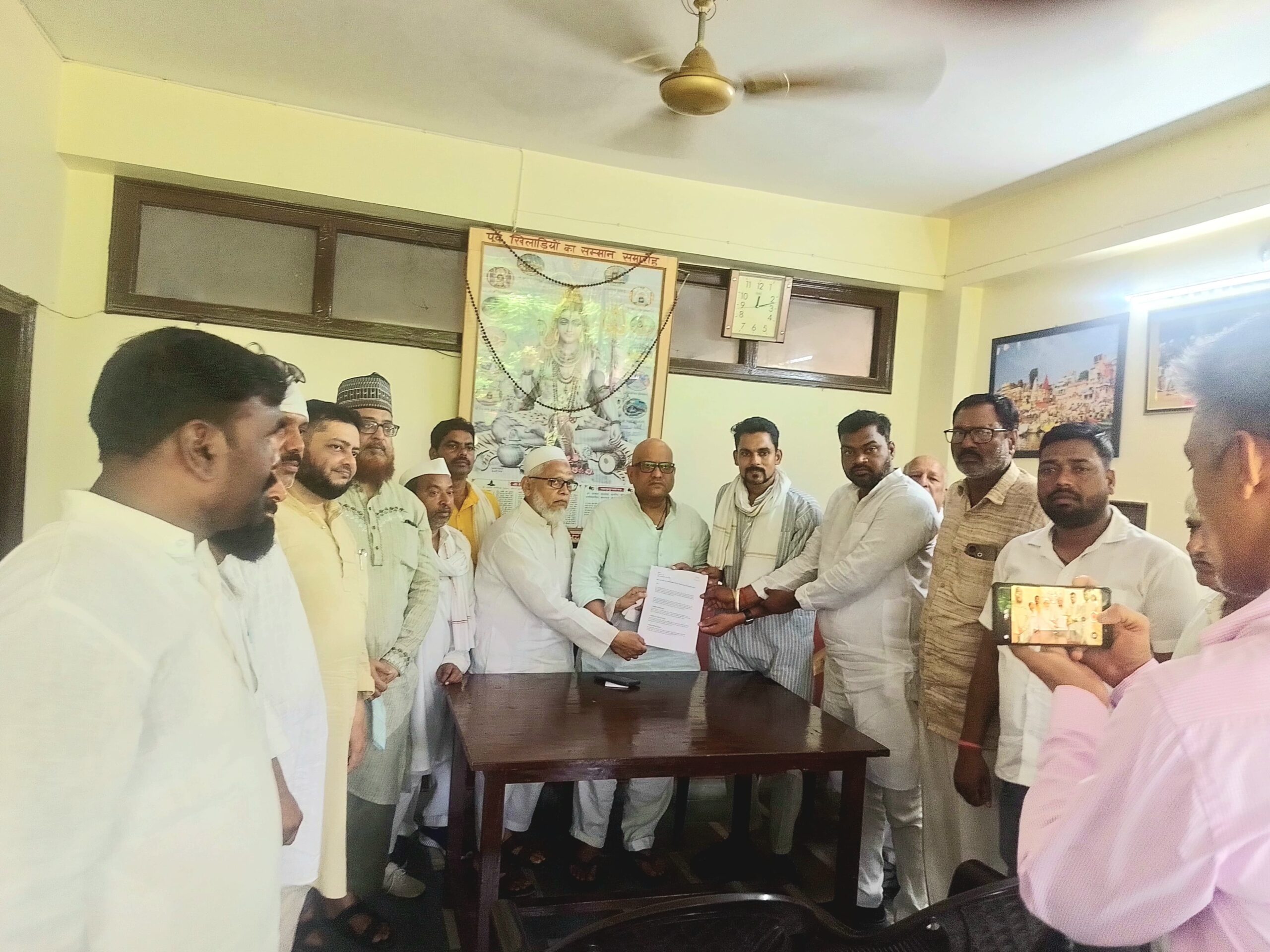 वाराणसी के राल्हूपुर में बन रहे बंदरगाह के विस्तारित करण के तहत फ्रंट विलेज़ तथा लाजिस्टिक पार्क के नाम पर जबरिया अधिग्रहण के संदर्भ में गांव के एक प्रतिनिधि मंडल ने कांग्रेस के प्रदेश अध्यक्ष अजय राय से मुलाकात कर उक्त प्रकरण से अवगत कराया