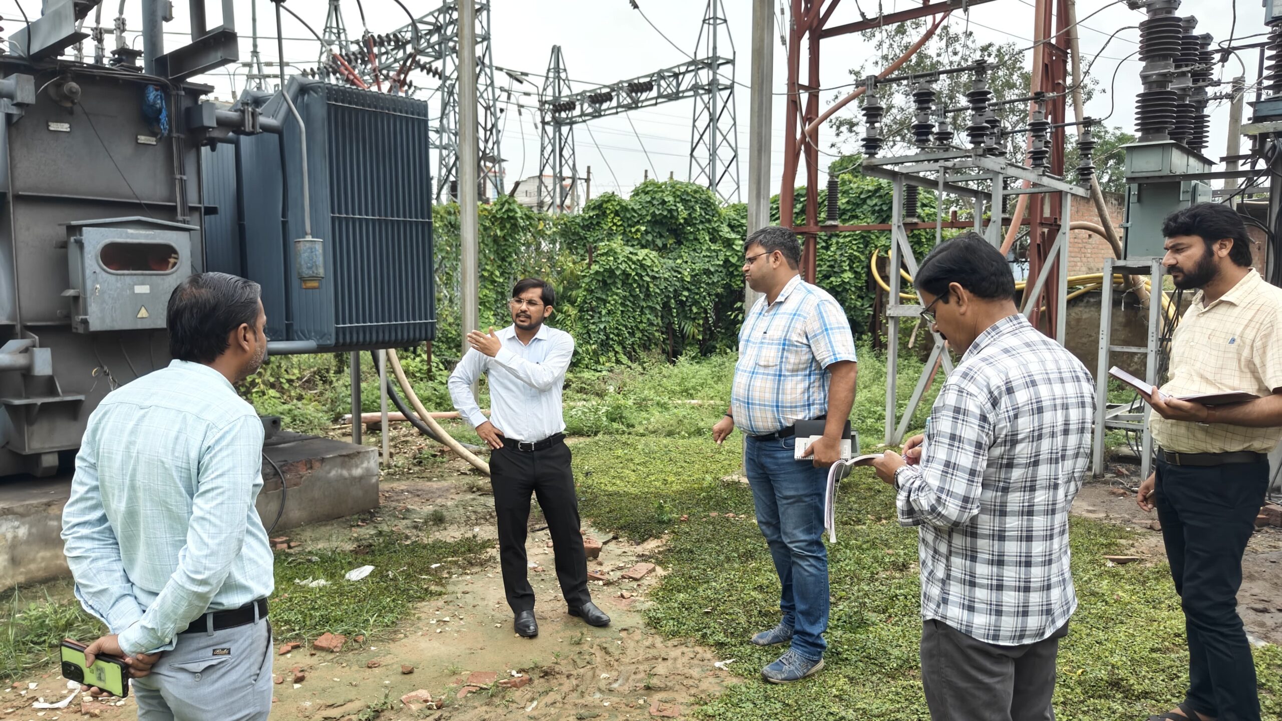चन्दौली में जिलाधिकारी का निरीक्षण: बिजली आपूर्ति को सुधारने के लिए दिए निर्देश