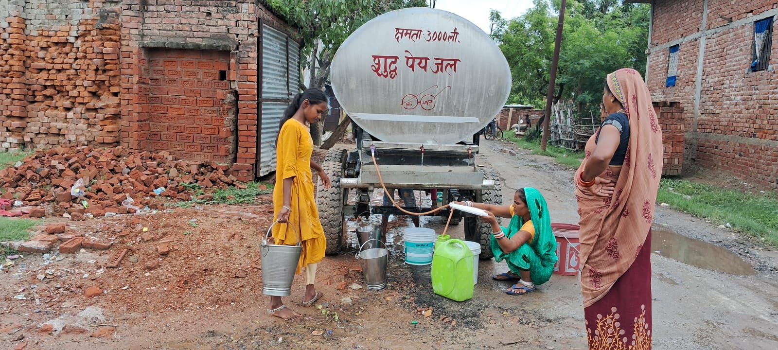 ट्यूबवेल का स्टार्टर 3 दिन से जल जाने के कारण लगभग 60 हजार  आबादी के लोग पानी के लिए इधर-उधर भटक रहे हैं।