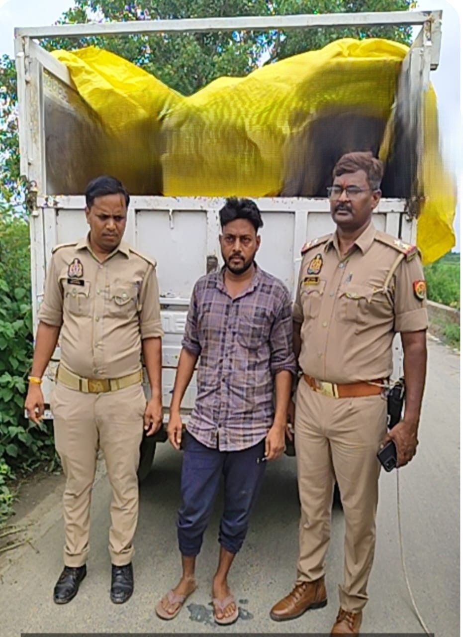 चन्दौली पुलिस की कार्रवाई, पशु तस्कर के पास से 4 गोवंश बरामद