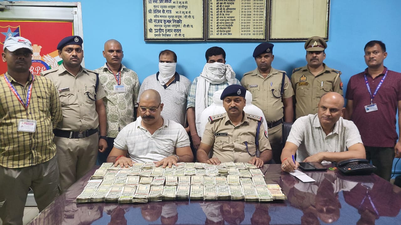 डीडीयू जंक्शन पर बड़ी कार्रवाई, जीआरपी और आरपीएफ ने 29 लाख रुपये के साथ पकड़े दो युवक