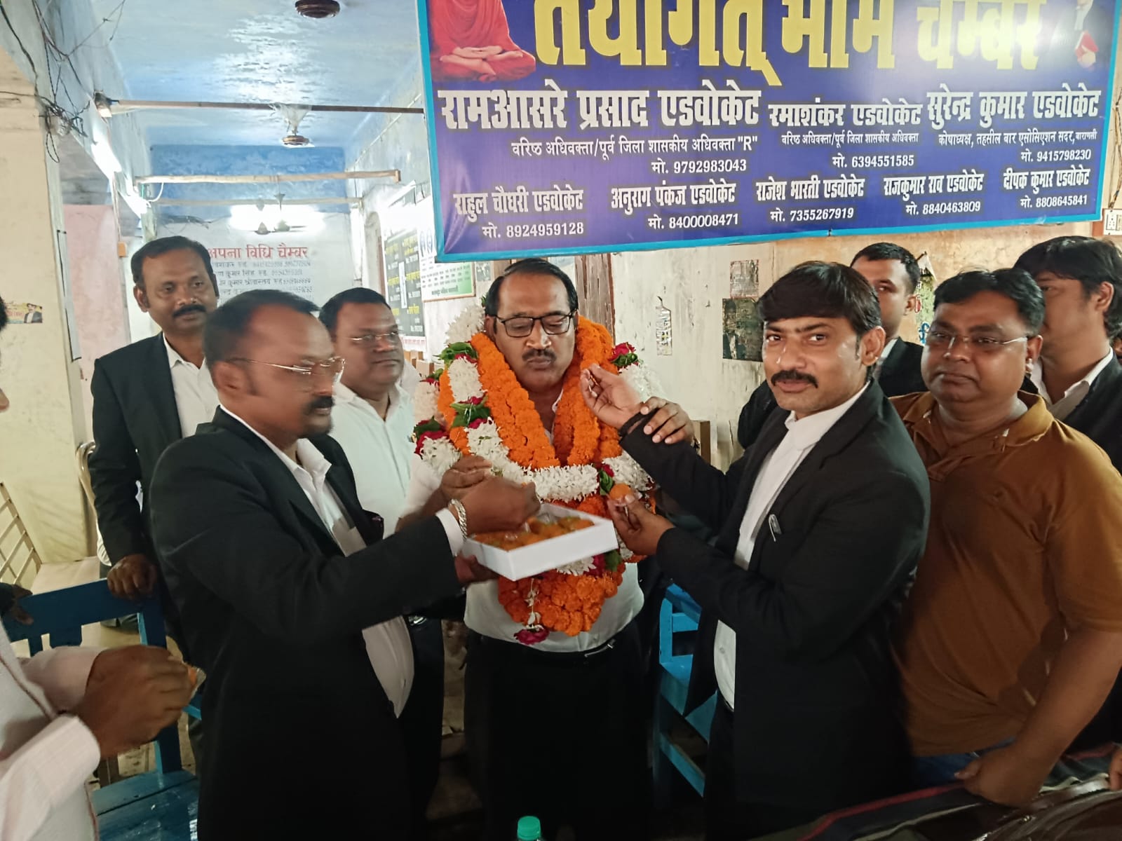 कचहरी परिसर में डॉ मनोहर राम,विभागाध्यक्ष-संहिता संस्कृत एवम सिद्धांत विभाग,राजकीय स्नातकोत्तर आयुर्वेद महाविद्यालय एवम चिकित्सालय चौका घाट,वाराणसी में प्रोफेसर पद पर कार्यभार ग्रहण करने के उपरान्त अधिवक्ताओं द्वारा सम्मान समारोह आयोजित किया गया।