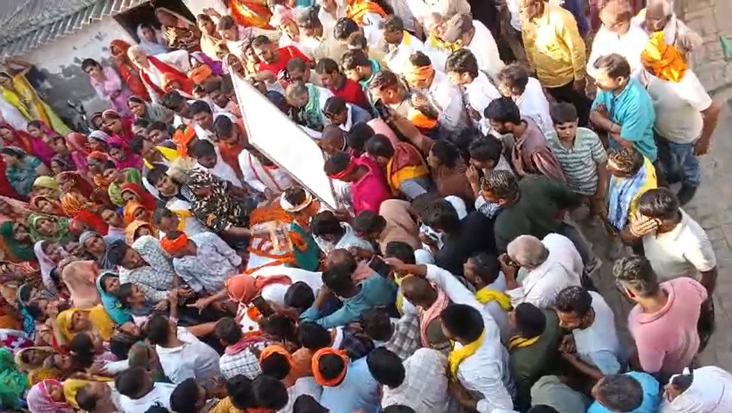 Ballia News: बीएसएफ जवान अखिलेश को नम आंखों से दी गई अंतिम विदाई, तिरंगे में लिपटा आया पार्थिव शरीर; मचा कोहराम