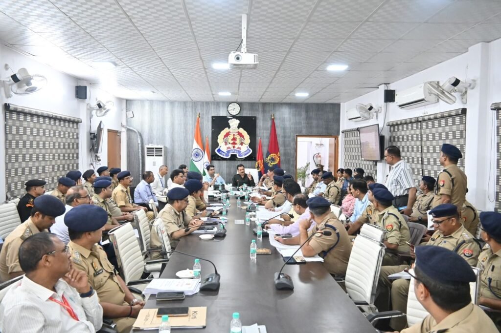 पुलिस आयुक्त कमिश्नरेट वाराणसी मोहित अग्रवाल द्वारा प्रधानमंत्री, भारत सरकार के आगमन/भ्रमण व अवस्थान कार्यक्रम के दृष्टिगत ड्यूटी में लगे समस्त पुलिस बल की ब्रीफिंग की गई, बाद ब्रीफिंग हुआ ग्रैंड रिहर्सल;