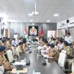 पुलिस आयुक्त कमिश्नरेट वाराणसी मोहित अग्रवाल द्वारा प्रधानमंत्री, भारत सरकार के आगमन/भ्रमण व अवस्थान कार्यक्रम के दृष्टिगत ड्यूटी में लगे समस्त पुलिस बल की ब्रीफिंग की गई, बाद ब्रीफिंग हुआ ग्रैंड रिहर्सल;