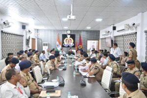 पुलिस आयुक्त कमिश्नरेट वाराणसी मोहित अग्रवाल द्वारा प्रधानमंत्री, भारत सरकार के आगमन/भ्रमण व अवस्थान कार्यक्रम के दृष्टिगत ड्यूटी में लगे समस्त पुलिस बल की ब्रीफिंग की गई, बाद ब्रीफिंग हुआ ग्रैंड रिहर्सल;