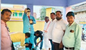 चकिया : अंबेडकर जयंती की पूर्व संध्या पर प्रतिमा की सफाई, दीप प्रज्वलन कर दिया स्वच्छता का संदेश;
