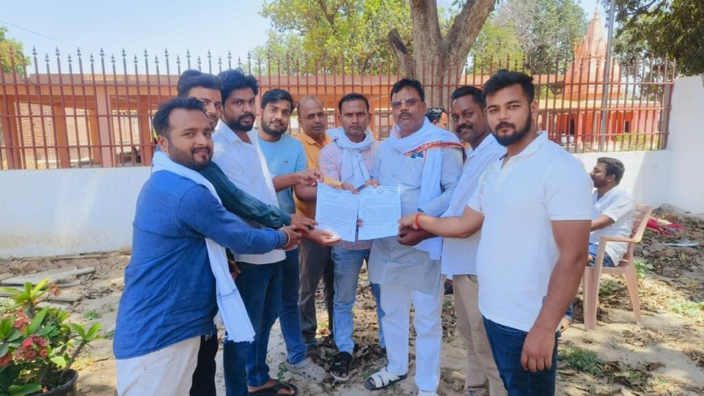 चकिया में व्यापारियों की समस्याओं को लेकर उत्तर प्रदेश उद्योग व्यापार प्रतिनिधि मंडल सक्रिय, प्रशासन को सौंपा ज्ञापन