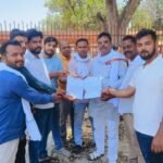 चकिया में व्यापारियों की समस्याओं को लेकर उत्तर प्रदेश उद्योग व्यापार प्रतिनिधि मंडल सक्रिय, प्रशासन को सौंपा ज्ञापन