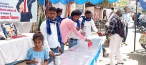 वाराणसी: सामाजिक कार्यकर्ता आशीष कुमार ने हर्षोल्लास से मनाई बाबा साहेब की 135वीं जयंती, राहगीरों को पिलाया शरबत;