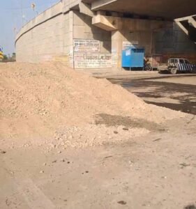 वाराणसी- मिर्ज़ापुर NH-35 पर सनबीम स्कूल के पास खराब सड़क की शिकायत का असर: NHAI ने शुरू कराया मरम्मत कार्य;