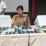 वाराणसी: डीसीपी क्राइम नीतू कादयान ने 32 लोगों को लौटाए गुमशुदा मोबाइल, कमिश्नरेट पुलिस का जताया आभार;