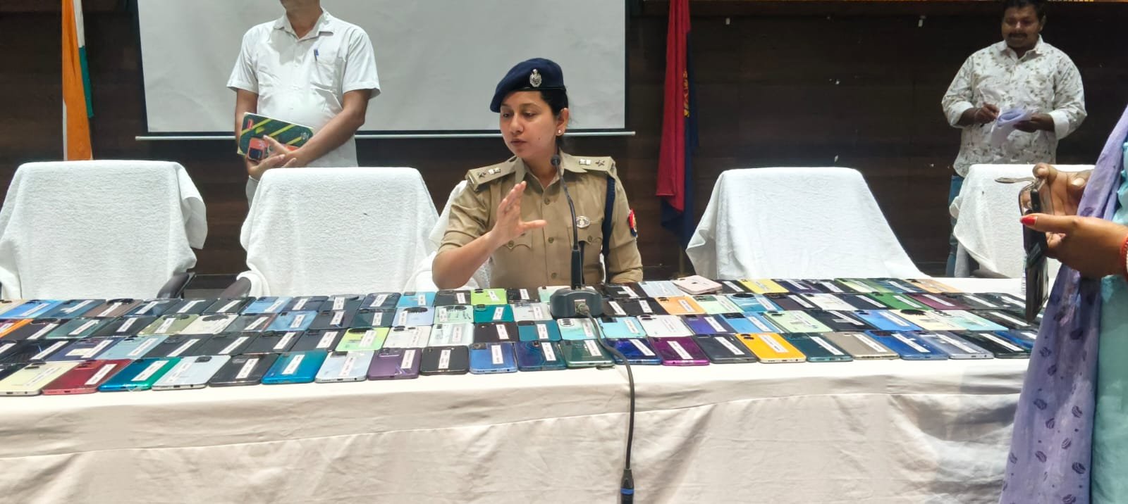 वाराणसी: डीसीपी क्राइम नीतू कादयान ने 32 लोगों को लौटाए गुमशुदा मोबाइल, कमिश्नरेट पुलिस का जताया आभार;