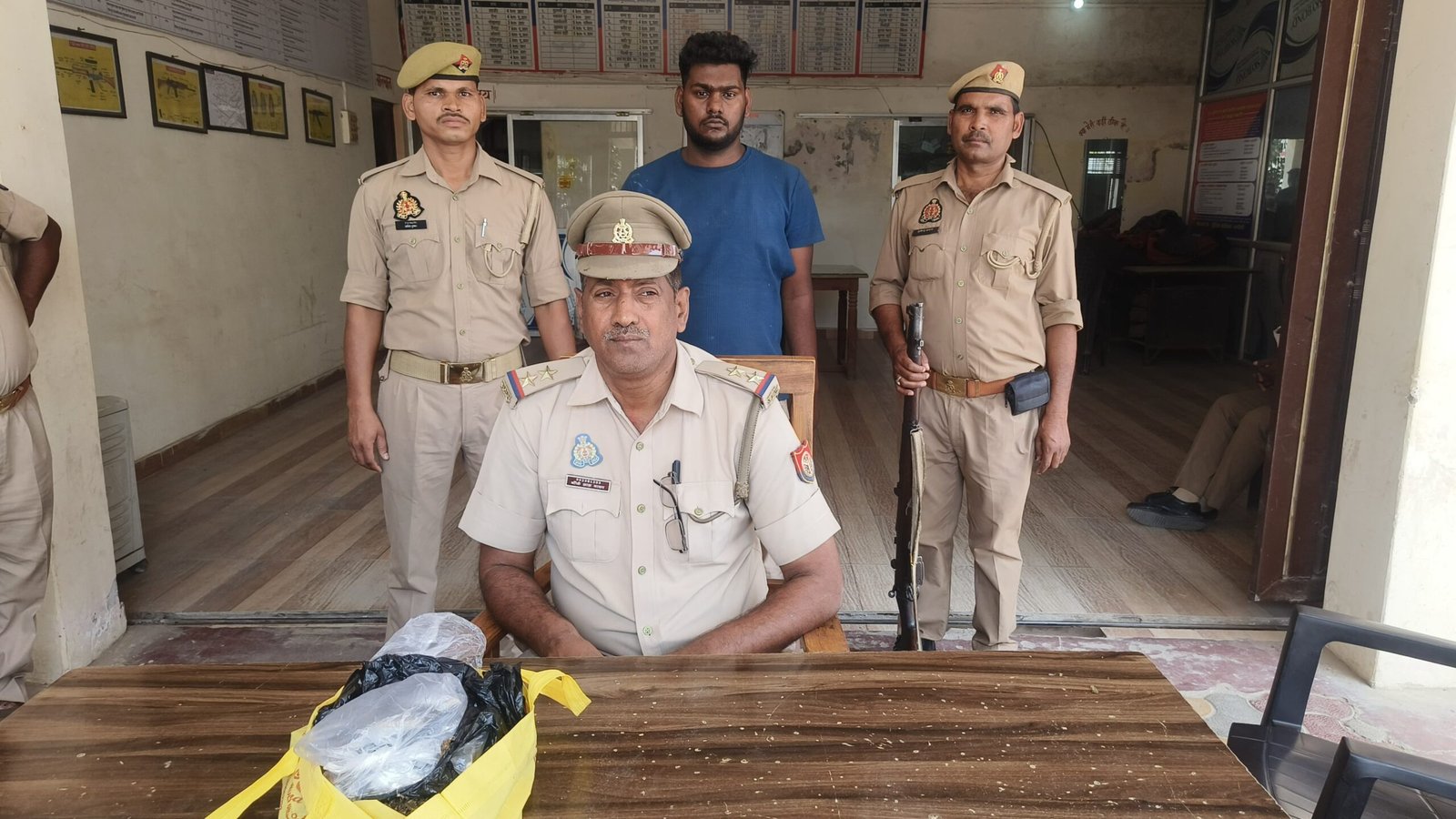 मुगलसराय पुलिस टीम द्वारा अवैध 750 ग्राम नाजायज गाँजा के साथ एक अभियुक्त गिरफ्तार;
