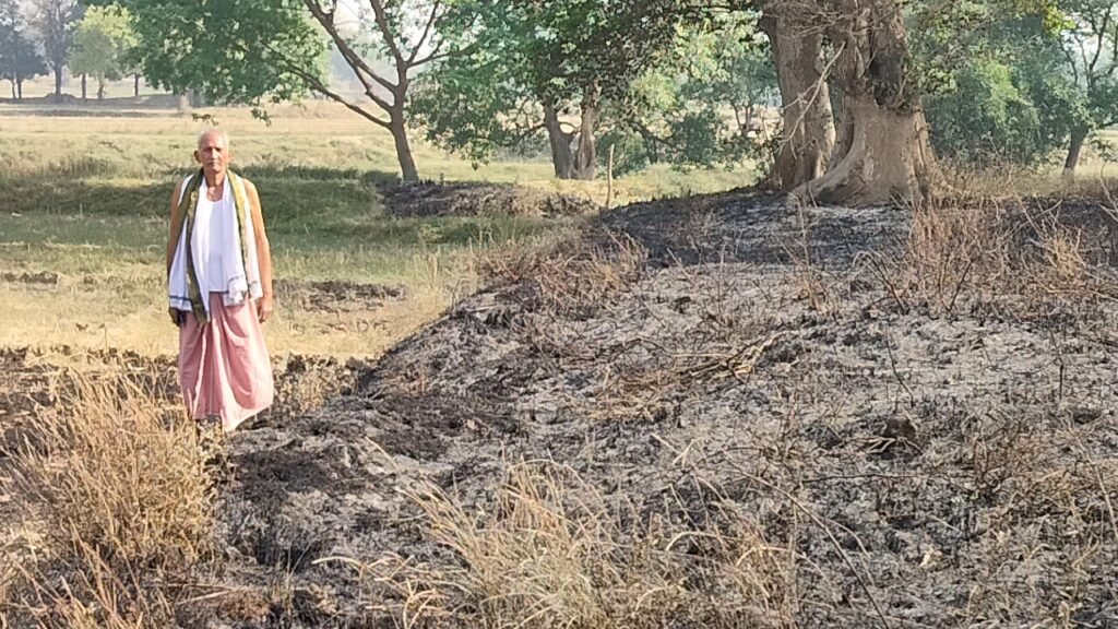 लोहता: कोटवां में शरारती तत्वों ने लगाई आग, डेढ़ बीघे का भूसा जलकर राख, किसान ने मांगा मुआवजा;
