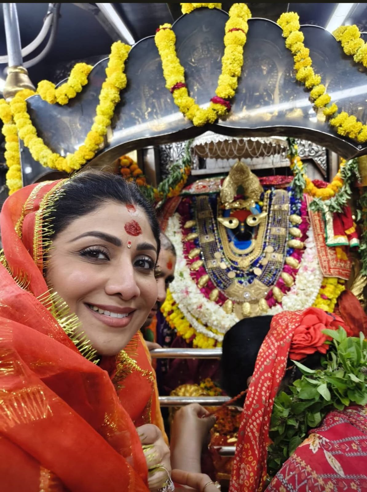 मिर्जापुर: बॉलीवुड अभिनेत्री शिल्पा शेट्टी पहुंचीं मां विंध्यवासिनी के दरबार, विधि-विधान से किया दर्शन-पूजन;