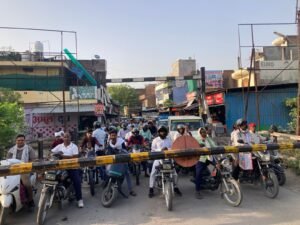 20 साल से अधूरी राजातालाब रेलवे फाटक पर ओवरब्रिज की मांग, रोज 40 बार बंद होता है क्रॉसिंग;