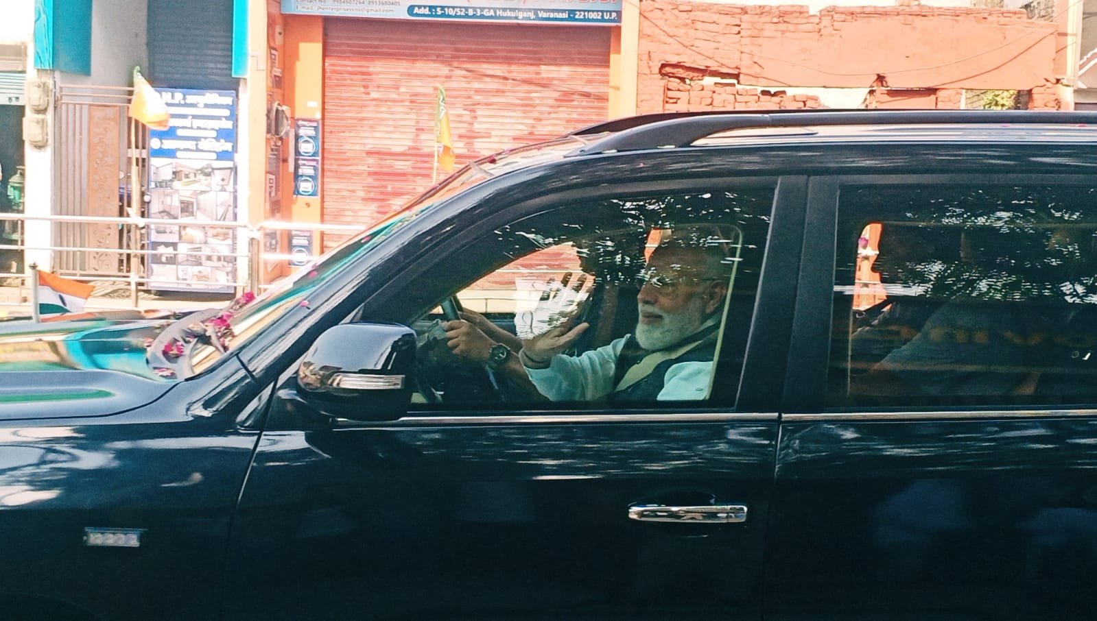 वाराणसी: जनरैली के बीच बाबा विश्वनाथ के दर्शन को निकला पीएम का काफिला, सड़कों पर उमड़ा जनसैलाब;