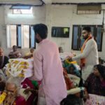 मिर्जापुर: वृद्धाश्रम में मना केंद्रीय मंत्री अनुप्रिया पटेल का जन्मदिन, बुजुर्गों को बांटी साड़ी-अंगवस्त्र;