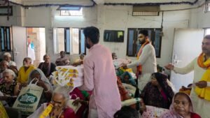 मिर्जापुर: वृद्धाश्रम में मना केंद्रीय मंत्री अनुप्रिया पटेल का जन्मदिन, बुजुर्गों को बांटी साड़ी-अंगवस्त्र;