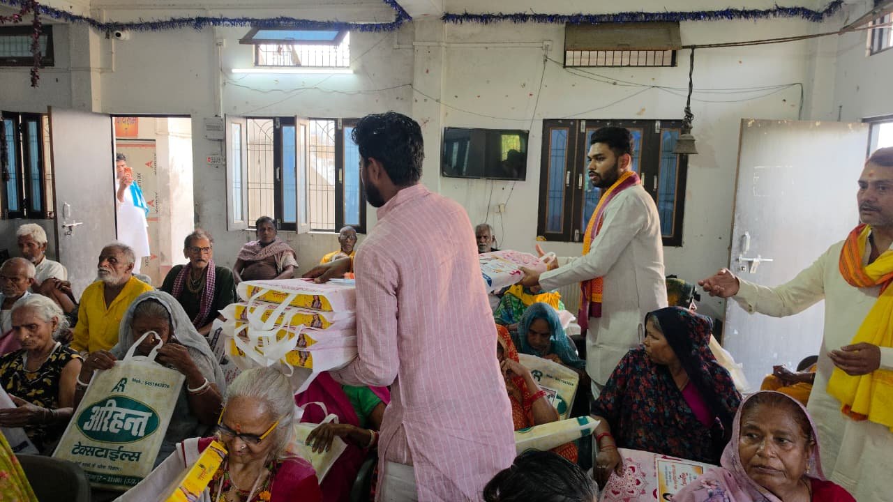 मिर्जापुर: वृद्धाश्रम में मना केंद्रीय मंत्री अनुप्रिया पटेल का जन्मदिन, बुजुर्गों को बांटी साड़ी-अंगवस्त्र;