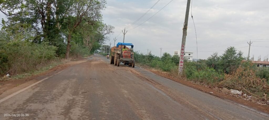 चकिया- चंदौली मार्ग पर फिसलन से हादसे का खतरा, रोजाना सैकड़ों राहगीर परेशान;