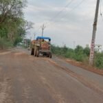 चकिया- चंदौली मार्ग पर फिसलन से हादसे का खतरा, रोजाना सैकड़ों राहगीर परेशान;
