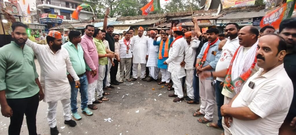 चकिया में भाजपा की जीत पर जश्न, कार्यकर्ताओं ने की आतिशबाजी और मिठाई वितरण;
