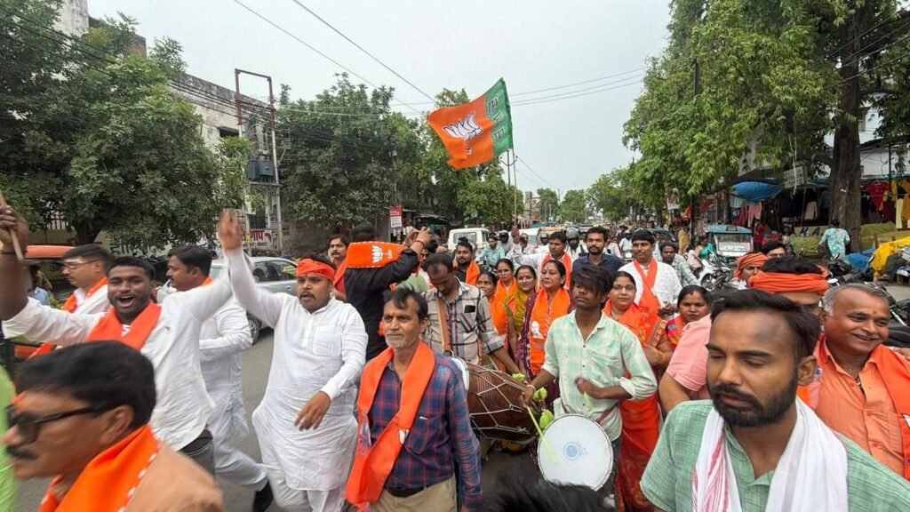 काशी में जश्न: बंगाल-असम-पुडुचेरी में BJP की जीत पर रामनगर मंडल में ढोल-नगाड़ों से मना विजय उत्सव;