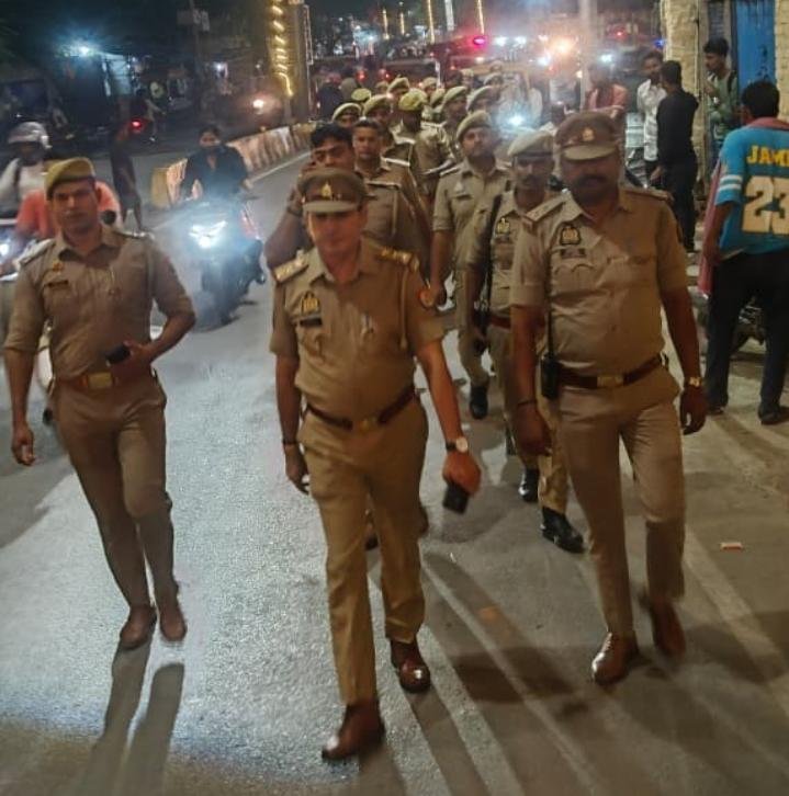 चेतगंज में अतिक्रमण के खिलाफ सख्त कार्रवाई, इंस्पेक्टर विजय कुमार शुक्ला का अभियान तेज;