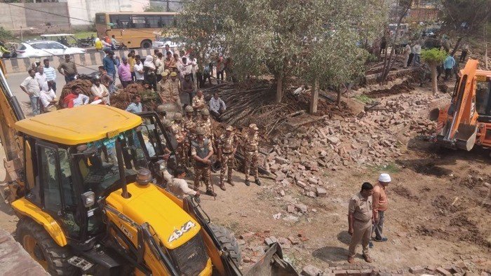 वाराणसी में गरजा बुलडोजर: 700 करोड़ की जमीन कब्जामुक्त, कैंट स्टेशन पर भी चला अतिक्रमण हटाओ अभियान;