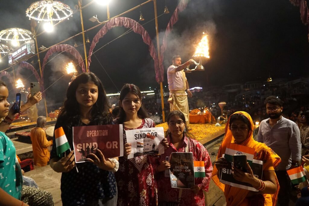 ऑपरेशन सिंदूर के एक वर्ष पूर्ण: दशाश्वमेध घाट पर मां गंगा की आरती सेना के शौर्य को समर्पित, शंखनाद-डमरू से गूंजा घाट;