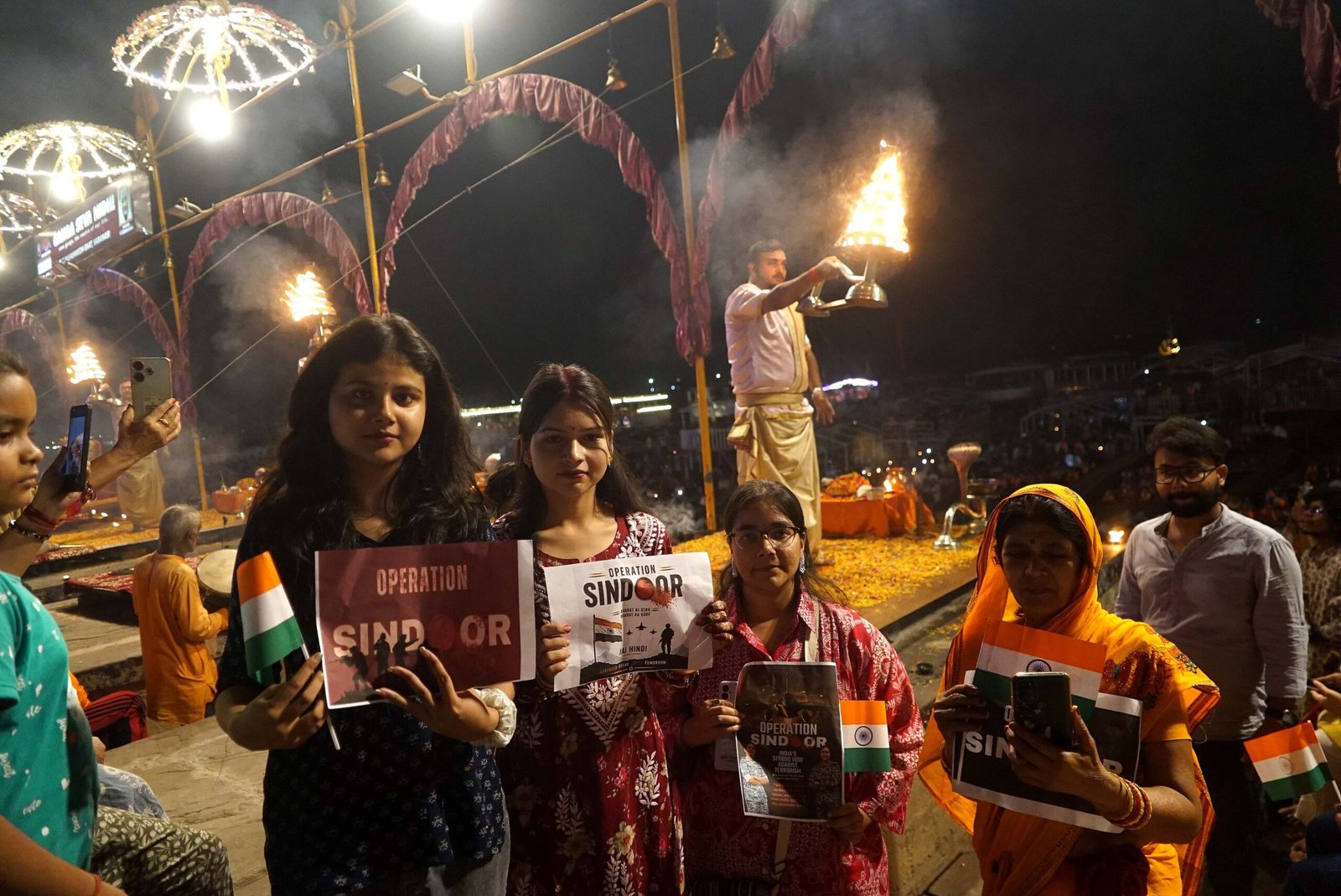 ऑपरेशन सिंदूर के एक वर्ष पूर्ण: दशाश्वमेध घाट पर मां गंगा की आरती सेना के शौर्य को समर्पित, शंखनाद-डमरू से गूंजा घाट;
