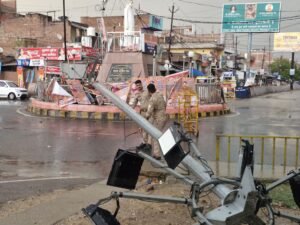विंध्याचल के अटल चौक पर तेज आंधी में गिरा हाई मास्क लाइट, गिरे पोल से ऑटो टकराया;