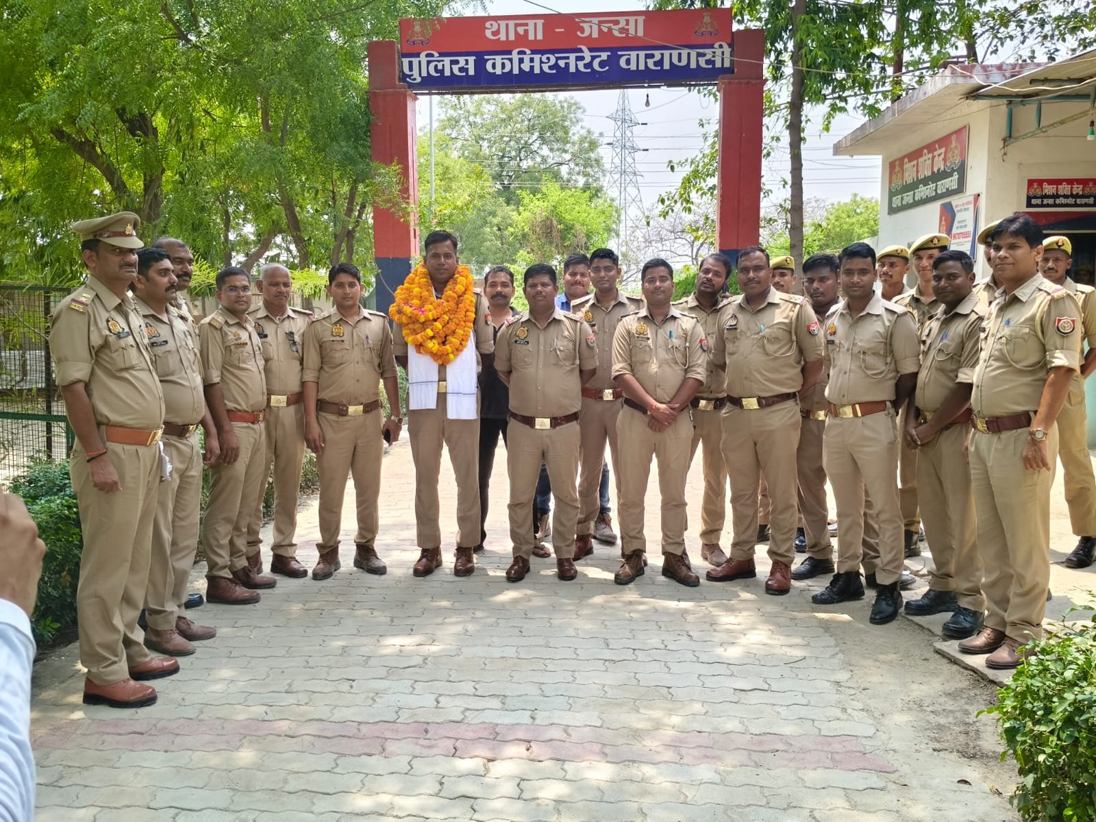 जंसा थाने में SI पवन यादव को भावभीनी विदाई, मिर्जामुराद हुए स्थानांतरित;