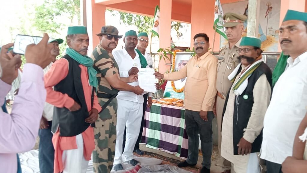 बाबा टिकैत की पुण्यतिथि पर किसानों का जुटान, शहाबगंज की समस्याओं को लेकर सौंपा ज्ञापन;