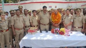 1 साल बाद कैंट से सिगरा पहुंचे इंस्पेक्टर शिवाकांत मिश्र, सहकर्मियों ने दी भावभीनी विदाई;