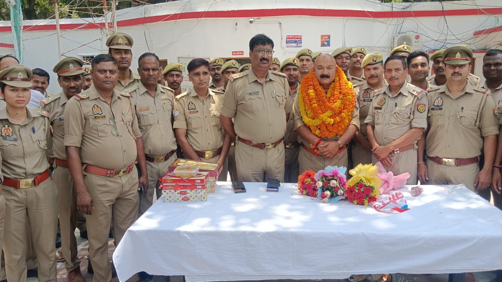 1 साल बाद कैंट से सिगरा पहुंचे इंस्पेक्टर शिवाकांत मिश्र, सहकर्मियों ने दी भावभीनी विदाई;