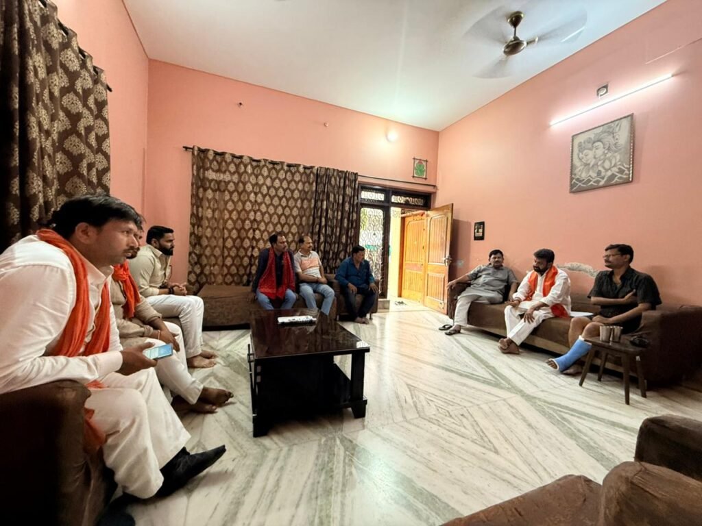 घायल गौरव राठी का हाल जानने पहुंचे आयुष मंत्री डॉ. दयाशंकर मिश्र ‘दयालु’, जवाहर नगर आवास पर लगा शुभचिंतकों का तांता;