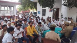 वाराणसी: कोटवां चौकी में पीस कमेटी की बैठक, थाना प्रभारी बोले- अफवाह फैलाने वालों पर होगी कार्रवाई;