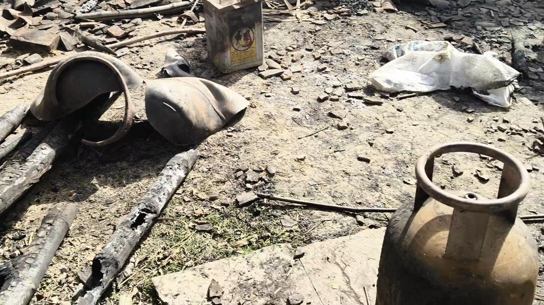 मिर्जापुर: सिलेंडर ब्लास्ट से जला किसान का घर, 4 परिवारों की गृहस्थी तबाह;