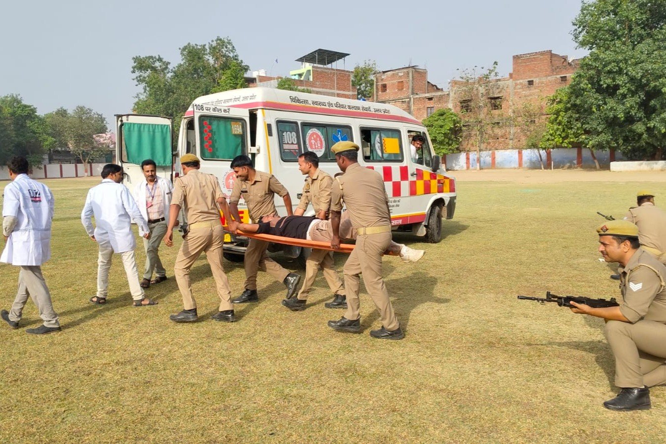 त्योहारों से पहले मीरजापुर पुलिस अलर्ट: दंगा नियंत्रण ड्रिल का पूर्वाभ्यास,एसपी के निर्देशन में पुलिस लाइन में मॉक ड्रिल, शस्त्रों की परखी क्रियाशीलता;
