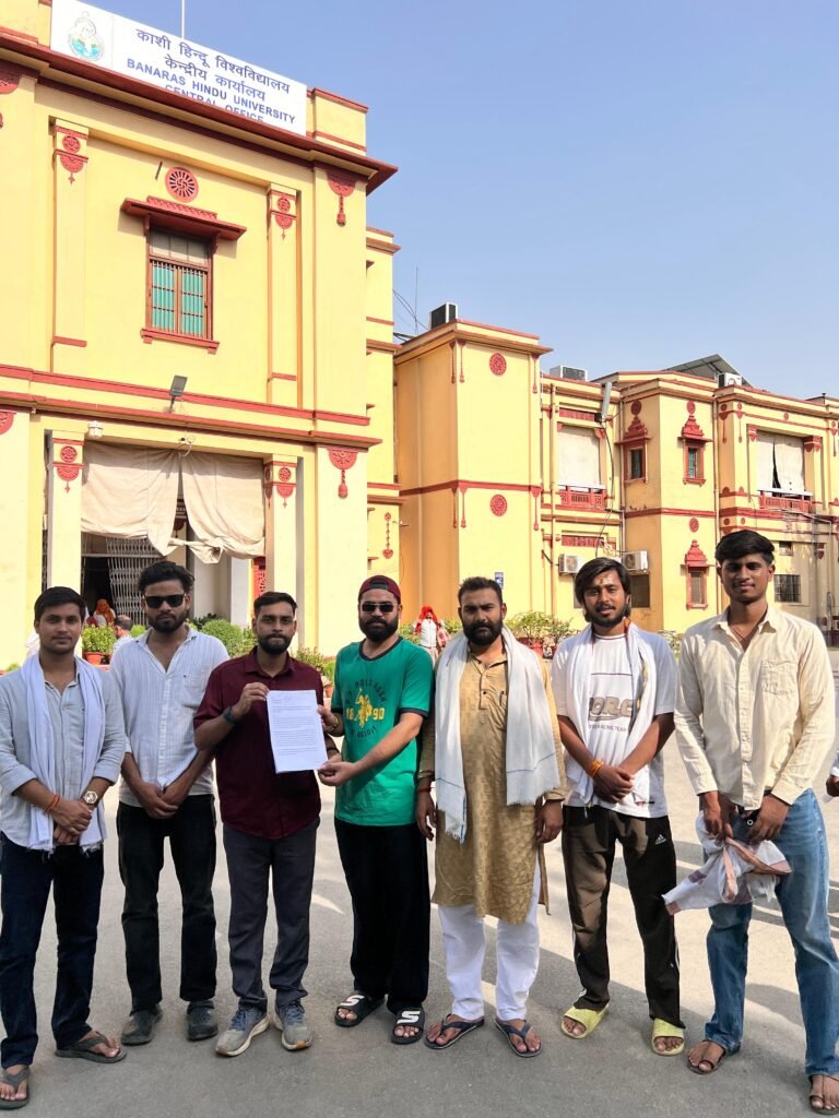 लोकायुक्त जांच के दौरान ट्रॉमा सेंटर प्रभारी सौरभ सिंह को पद से हटाने की मांग, कुलपति को सौंपा गया ज्ञापन;
