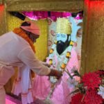 सीर गोवर्धनपुर पहुंचे राज्य मंत्री हंसराज विश्वकर्मा: रविदास मंदिर में दर्शन, नंगा बाबा कुटिया में खिलाया गौ माता को गुड़-चना;