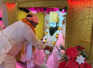 सीर गोवर्धनपुर पहुंचे राज्य मंत्री हंसराज विश्वकर्मा: रविदास मंदिर में दर्शन, नंगा बाबा कुटिया में खिलाया गौ माता को गुड़-चना;