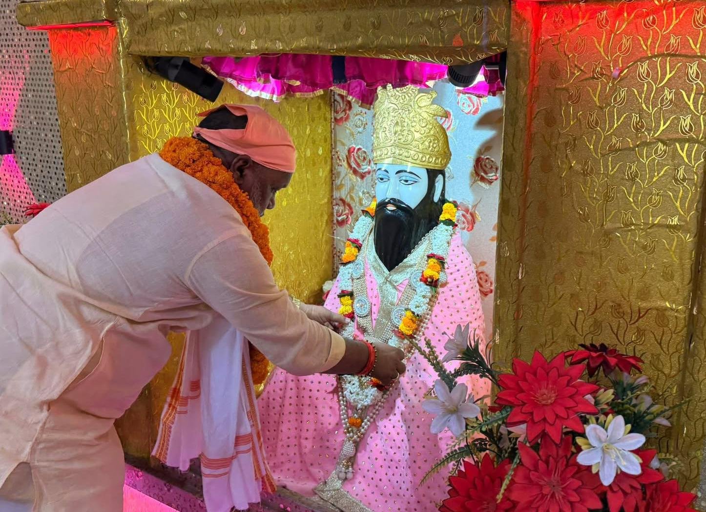 सीर गोवर्धनपुर पहुंचे राज्य मंत्री हंसराज विश्वकर्मा: रविदास मंदिर में दर्शन, नंगा बाबा कुटिया में खिलाया गौ माता को गुड़-चना;