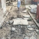 मनोरथपुर हरिजन बस्ती में अधूरी सीवर बनी मुसीबत, ग्रामीणों में आक्रोश;