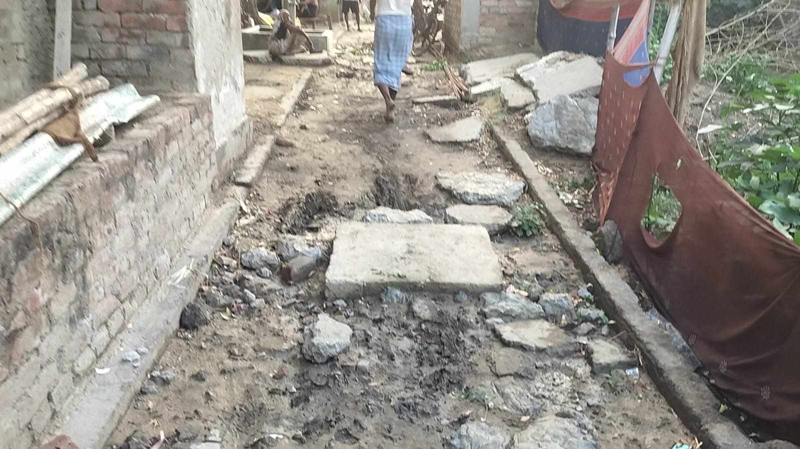 मनोरथपुर हरिजन बस्ती में अधूरी सीवर बनी मुसीबत, ग्रामीणों में आक्रोश;