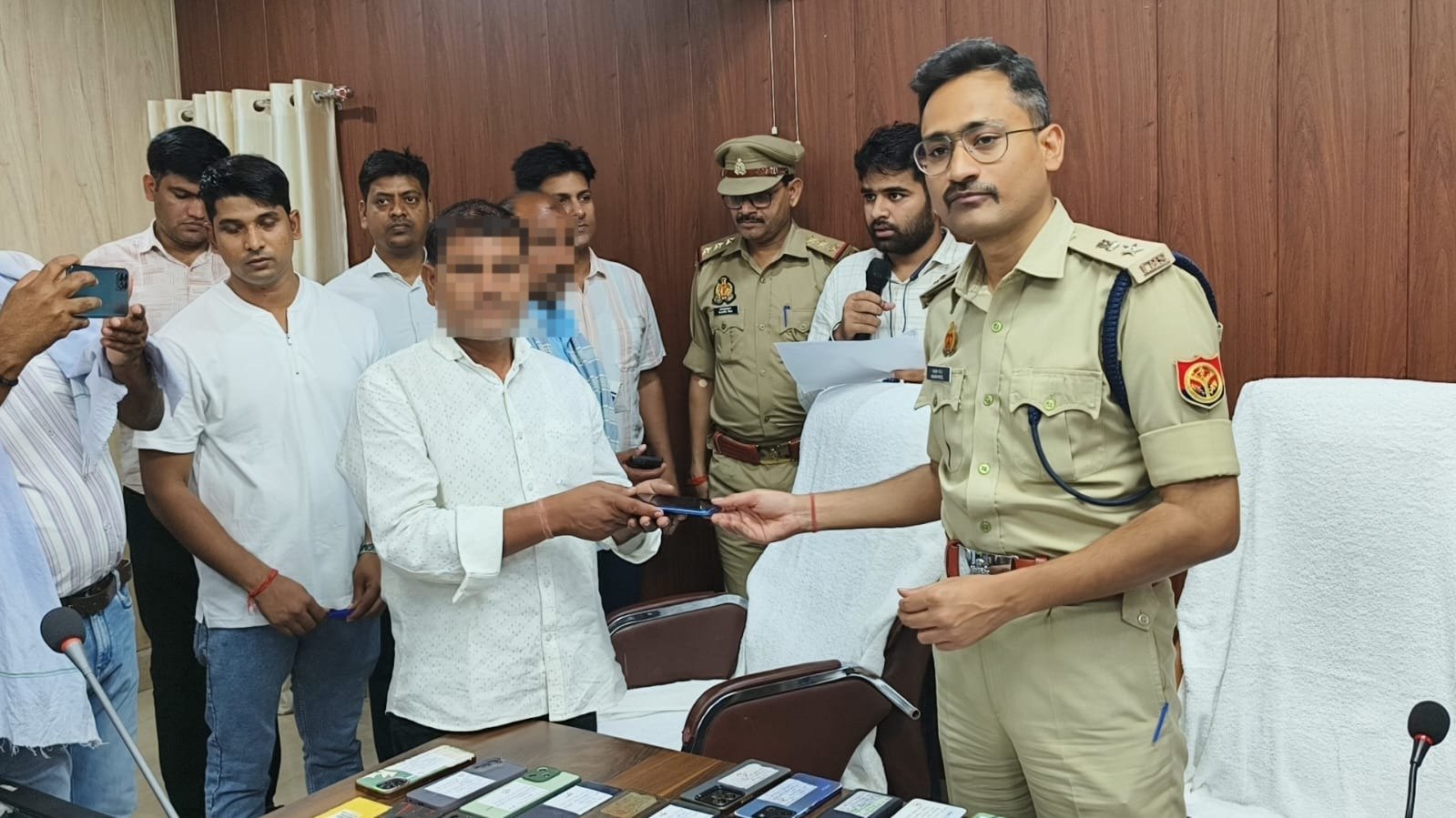 पुलिस ने 111 खोये मोबाइल किया बरामद, 33 लाख से अधिक की संपत्ति लौटाई गई;